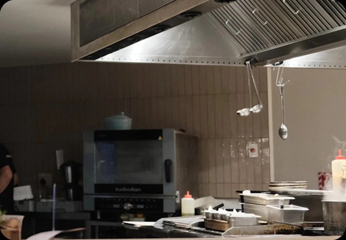 Restaurant kitchen-adjacent ventilation area