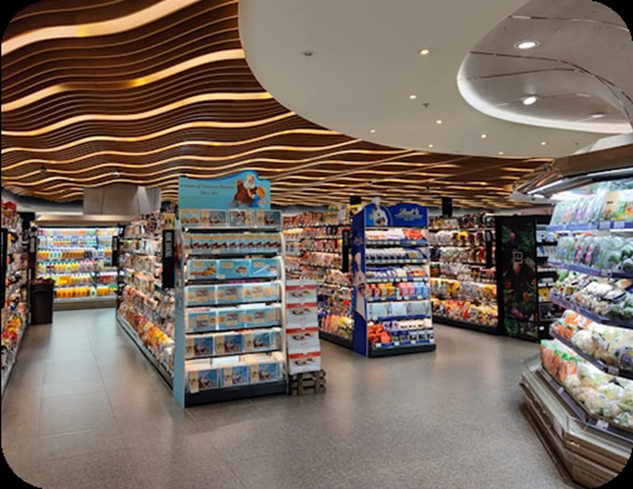 Small commercial retail interior for compact airflow planning